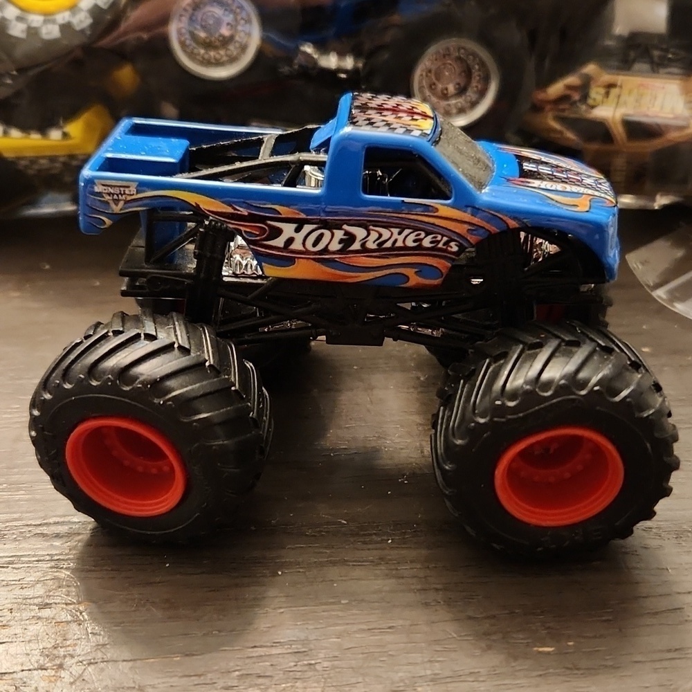 2002 metal Hotwheels Racing 4X4 Truck 1:64 scale